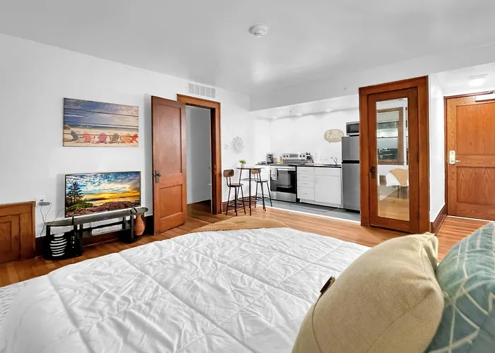 Walk To 3 Breweries! 1 Bed Apartment On Grand